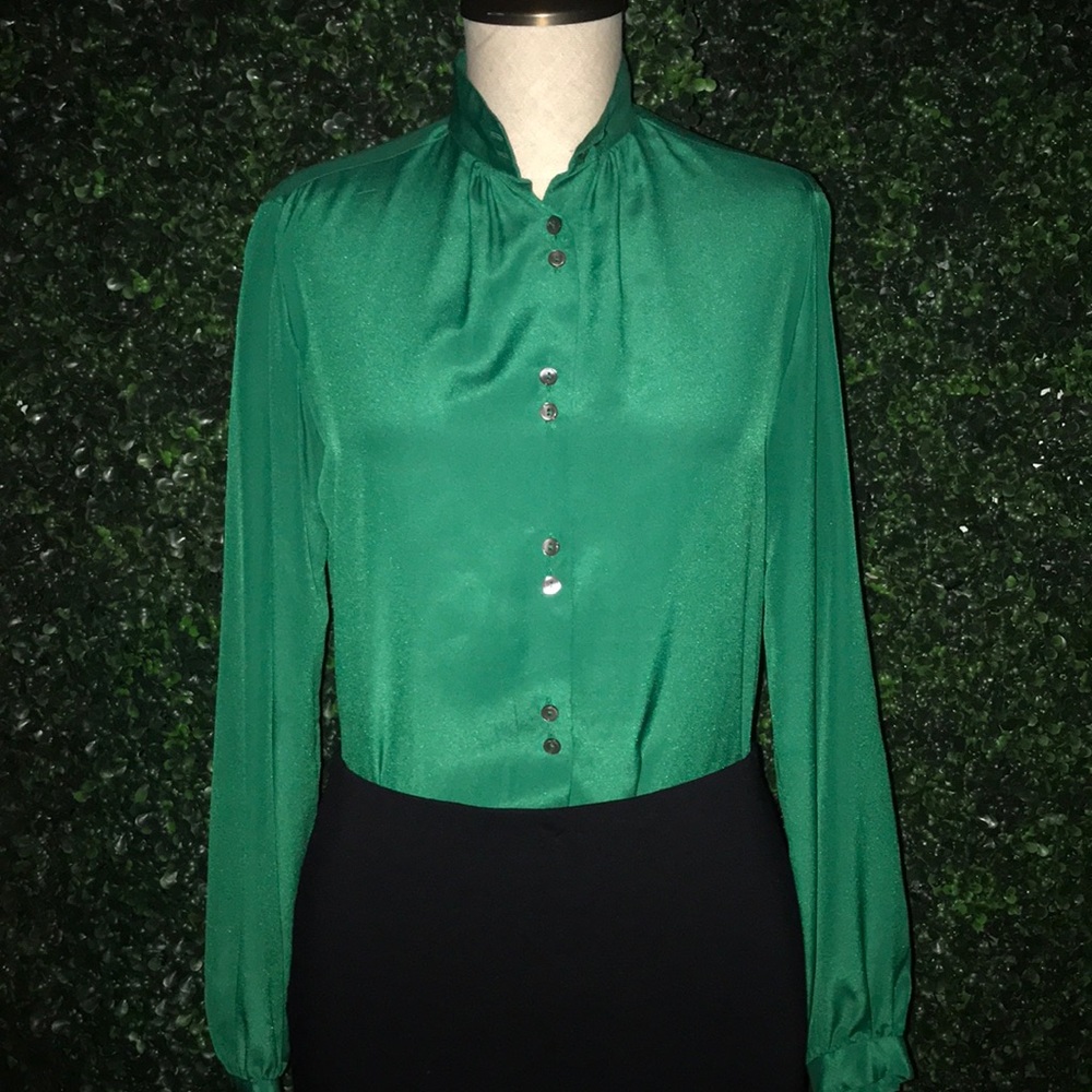 Green blouse no tag. 🤷🏽‍♀️it’s just a beautifull